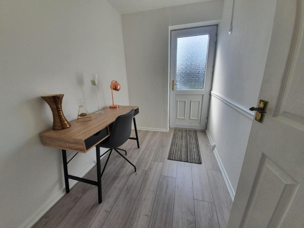 Bv Luxury Spacious 3 Bedroom House At Isaac Close Manchester Exterior foto