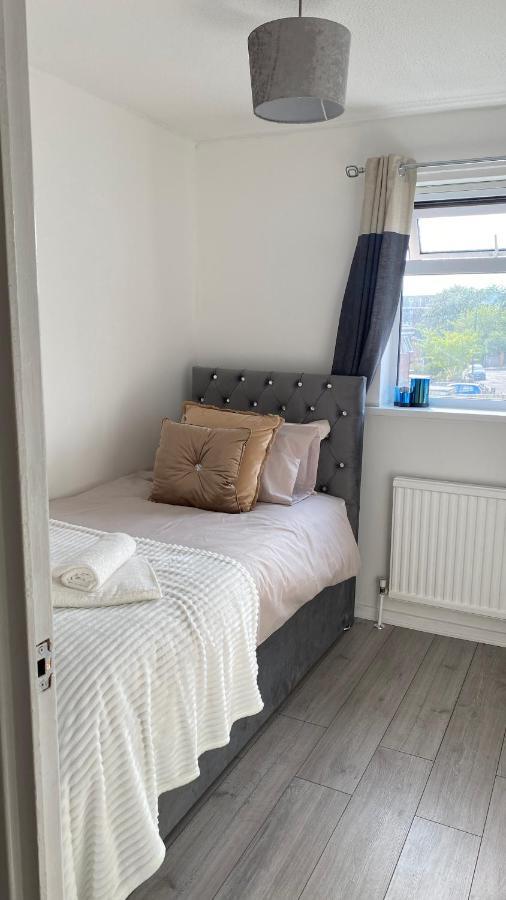 Bv Luxury Spacious 3 Bedroom House At Isaac Close Manchester Exterior foto